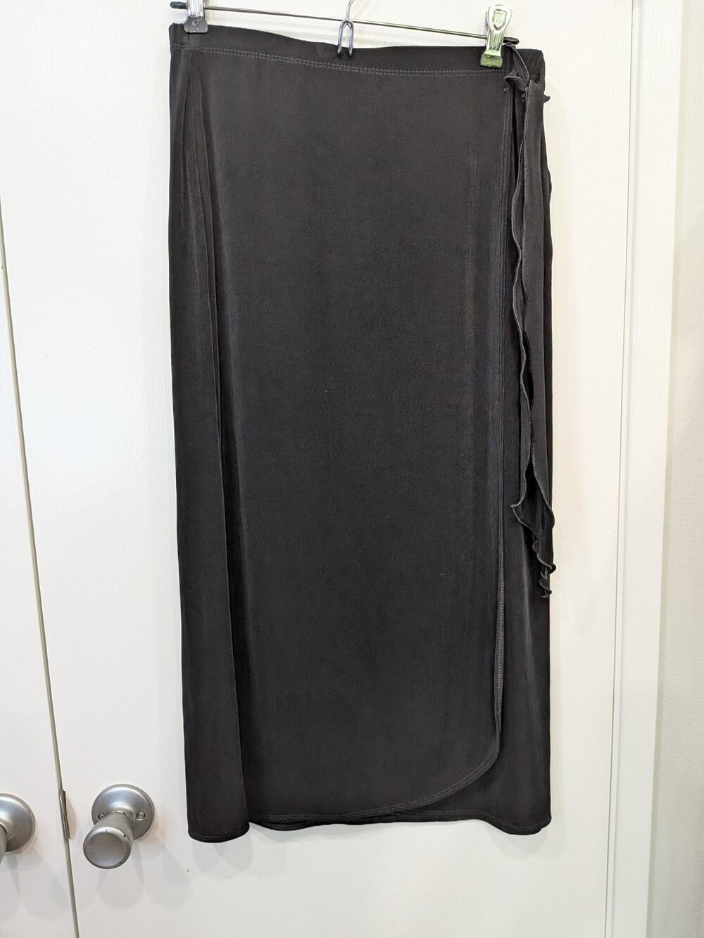 NWT Chicos Travelers Slim Faux Wrap Skirt Black Size 1 (Medium) Midi Slinky Knit